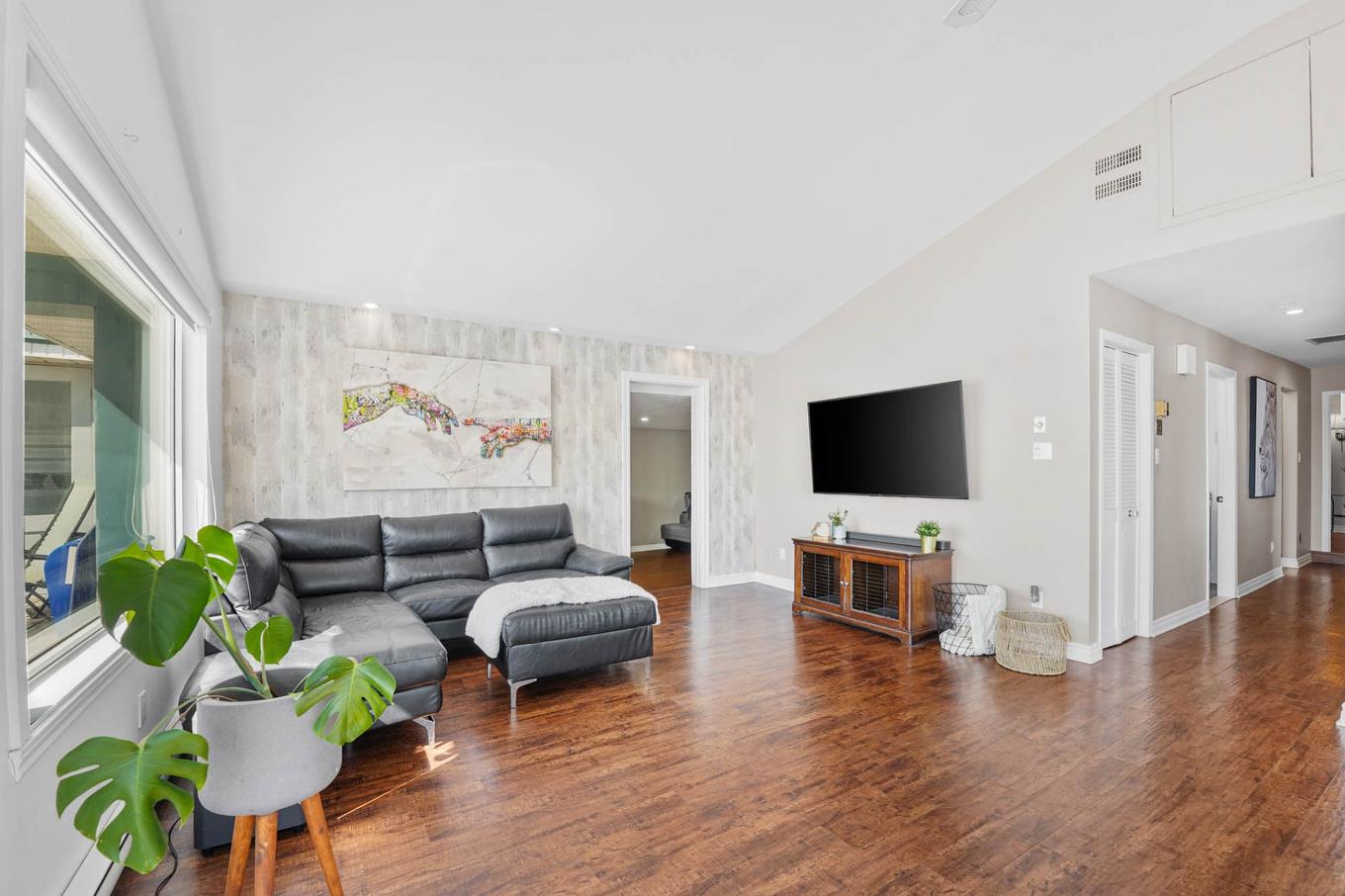 Living room - 1058 - 1060 Rue Notre-Dame, Saint-Sulpice, QC - Indoor Photo Showing Living Room