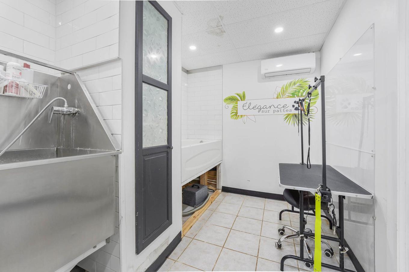 Commerce - 1058 - 1060 Rue Notre-Dame, Saint-Sulpice, QC - Indoor