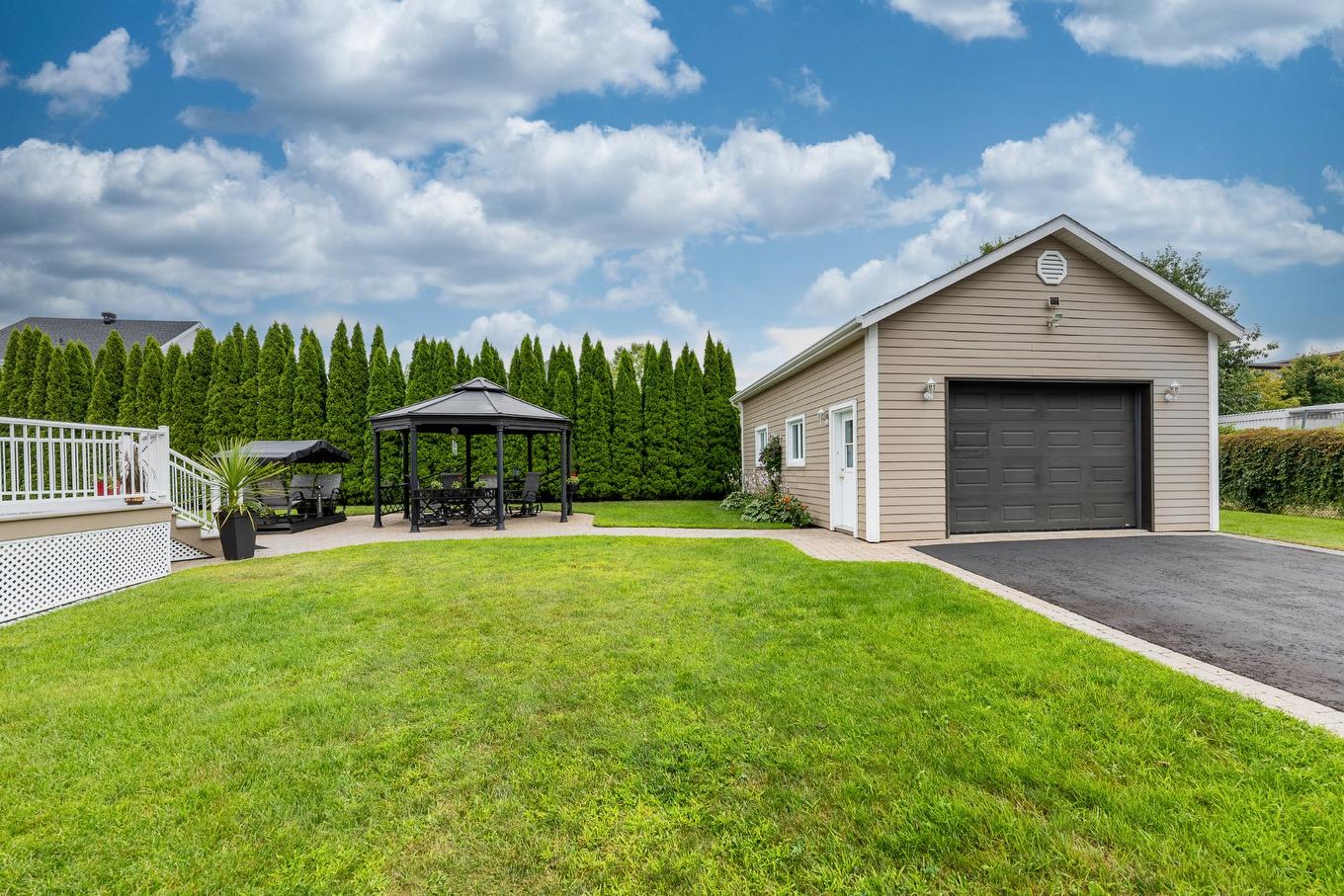 Garage - 24 Ch. Des Patriotes E., Saint-Jean-Sur-Richelieu, QC - Outdoor