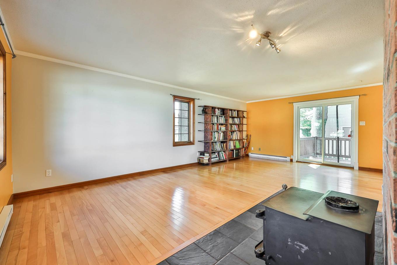 Salon - 2 Rue Diotte, Gatineau (Buckingham), QC - Indoor