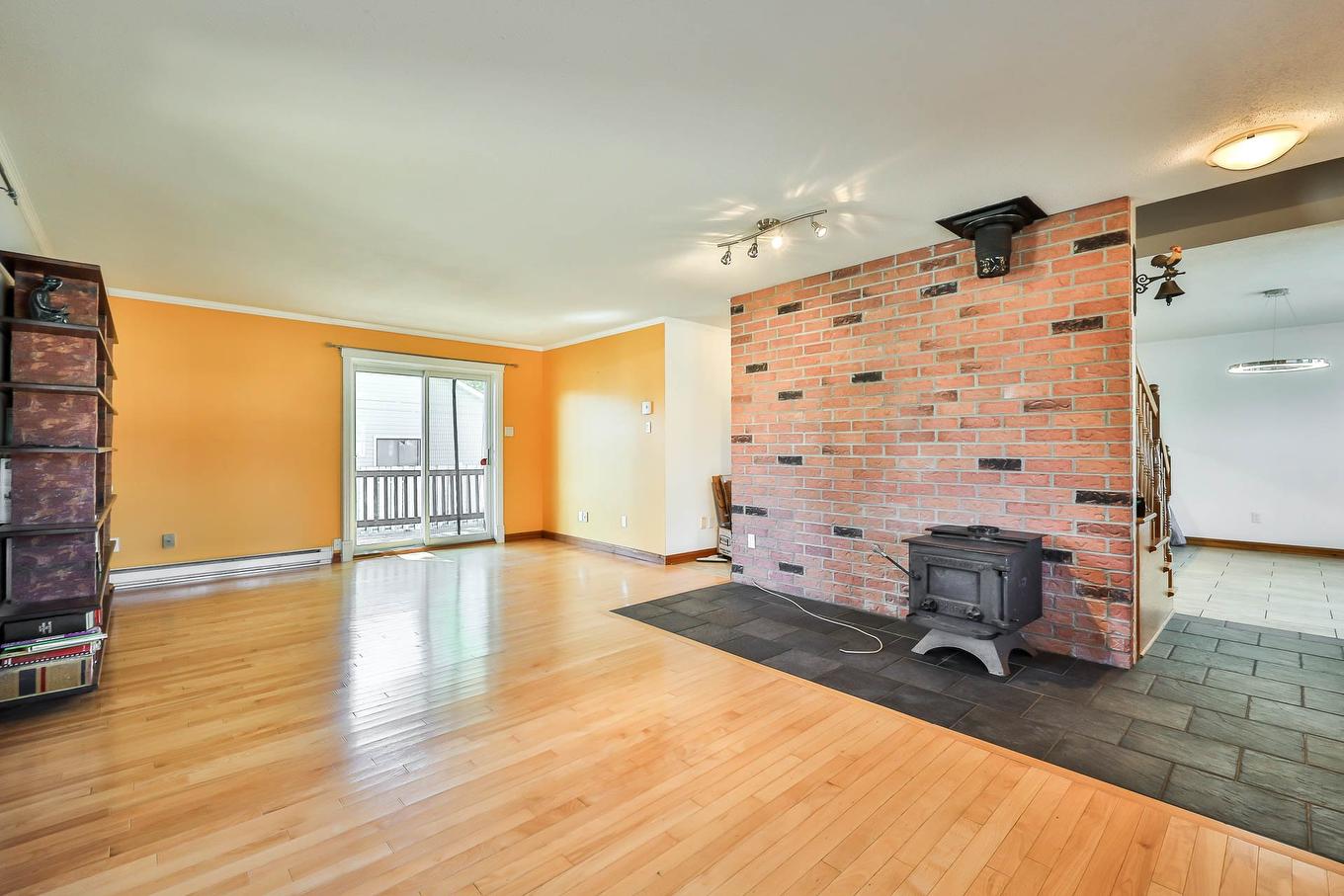 Salon - 2 Rue Diotte, Gatineau (Buckingham), QC - Indoor