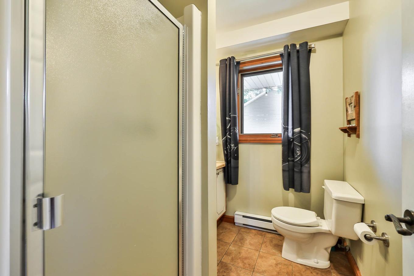 Salle de bains - 2 Rue Diotte, Gatineau (Buckingham), QC - Indoor Photo Showing Bathroom