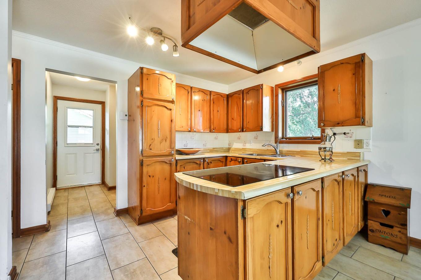 Cuisine - 2 Rue Diotte, Gatineau (Buckingham), QC - Indoor Photo Showing Kitchen