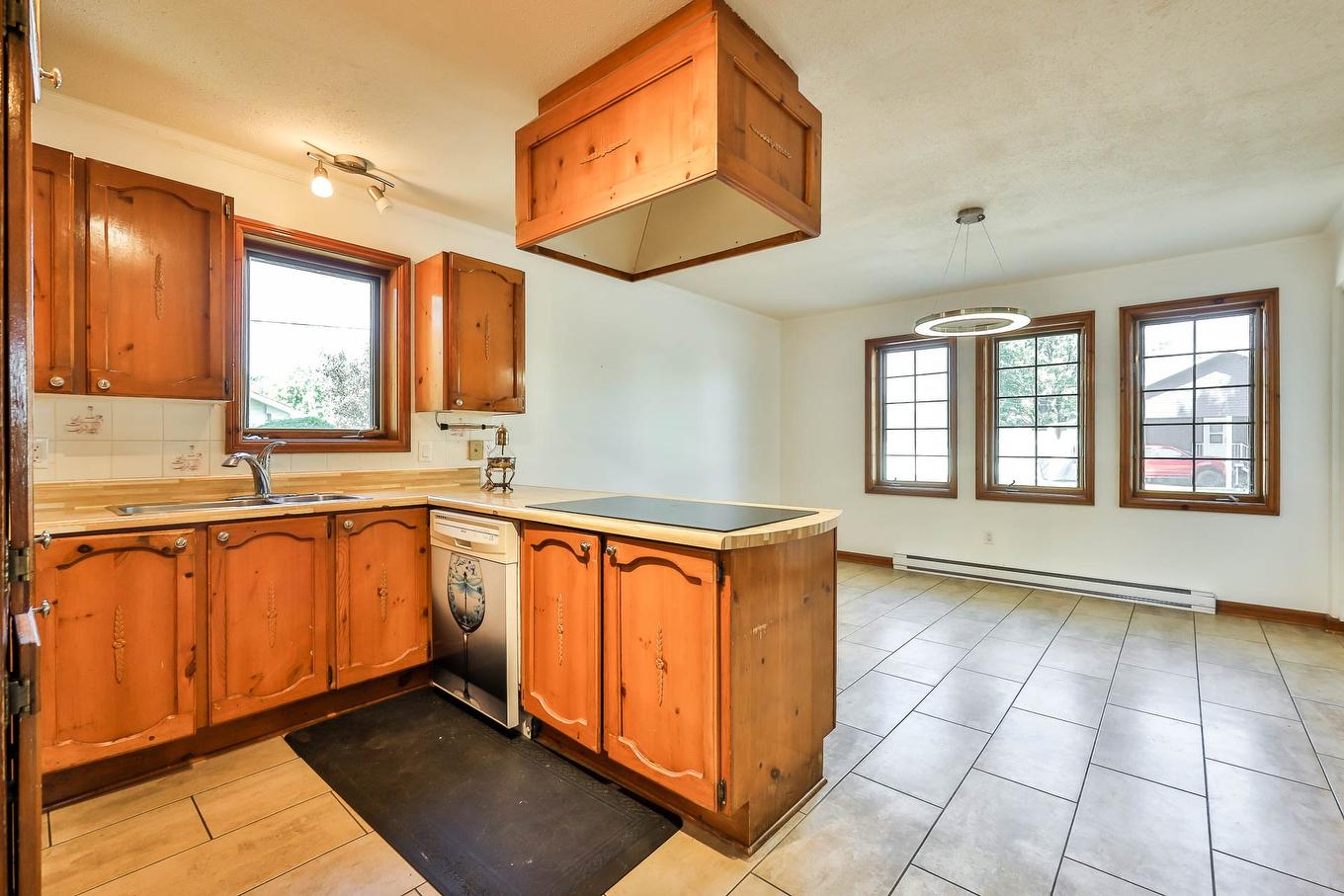 Cuisine - 2 Rue Diotte, Gatineau (Buckingham), QC - Indoor Photo Showing Kitchen With Double Sink