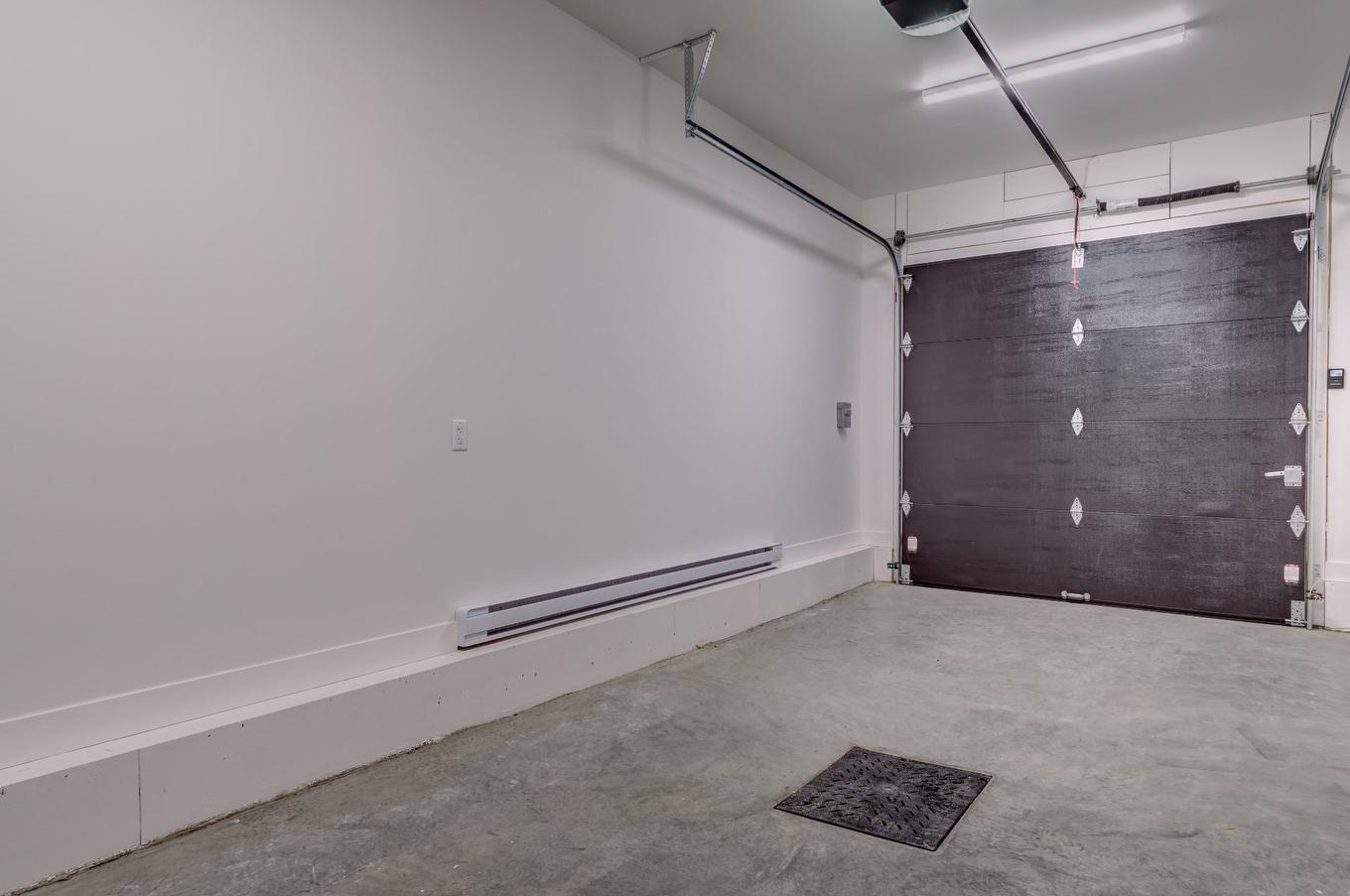 Garage - 8726 Rue De Touraine, Sorel-Tracy, QC - Indoor Photo Showing Garage