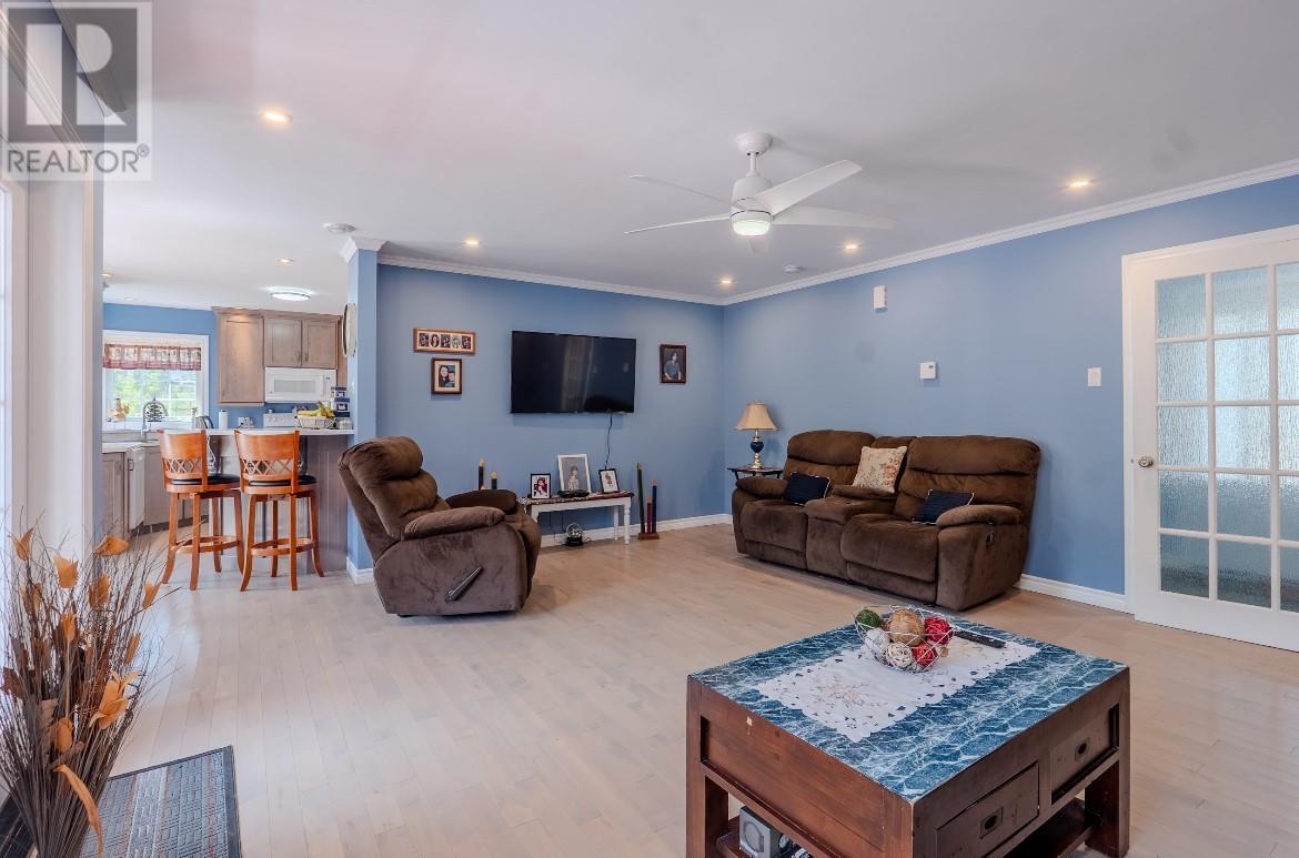 40 Main Road, Bristol'S Hope, NL - Indoor Photo Showing Living Room