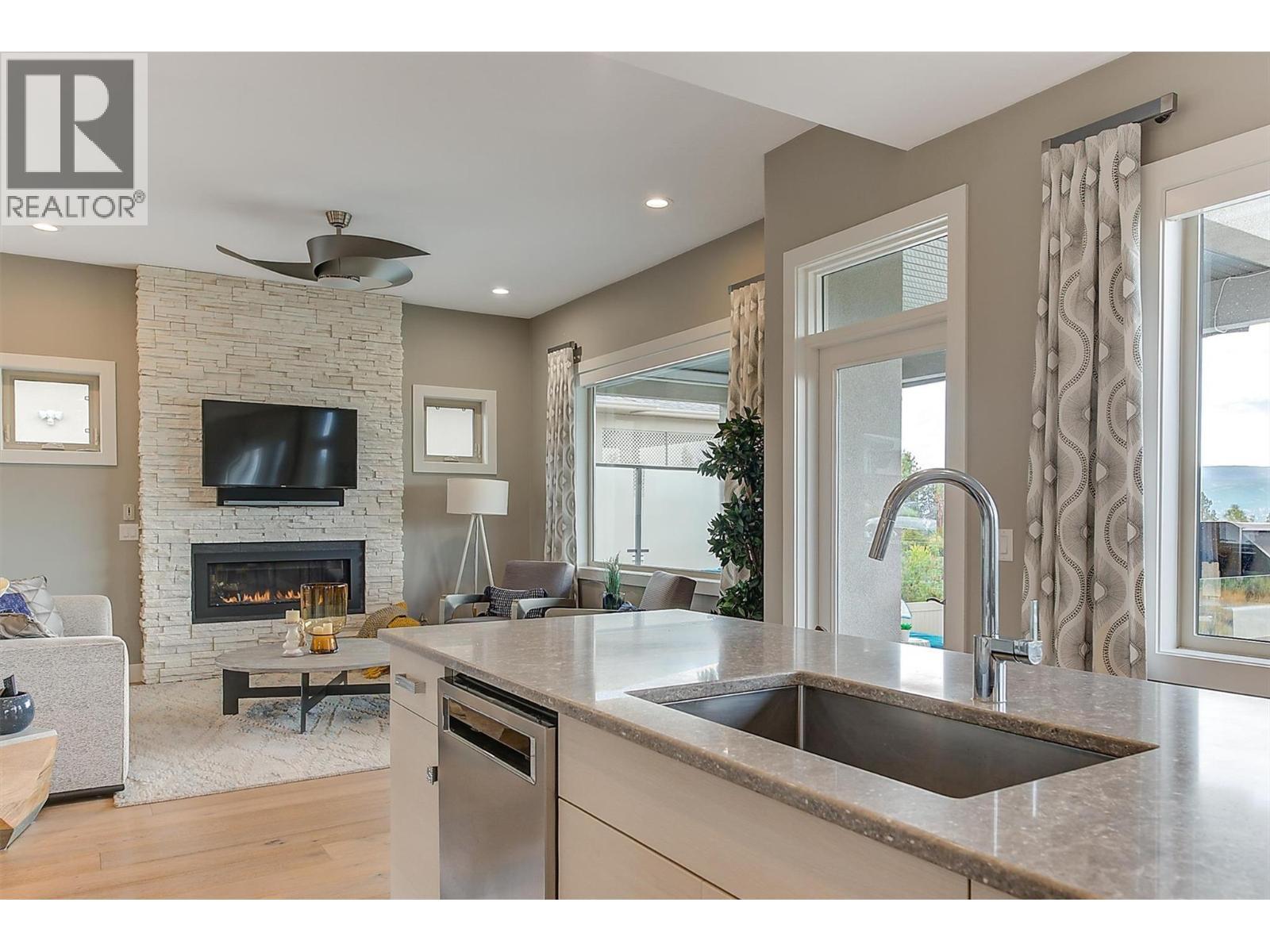 514 Quartz Crescent Unit# 6, Kelowna, BC - Indoor With Fireplace