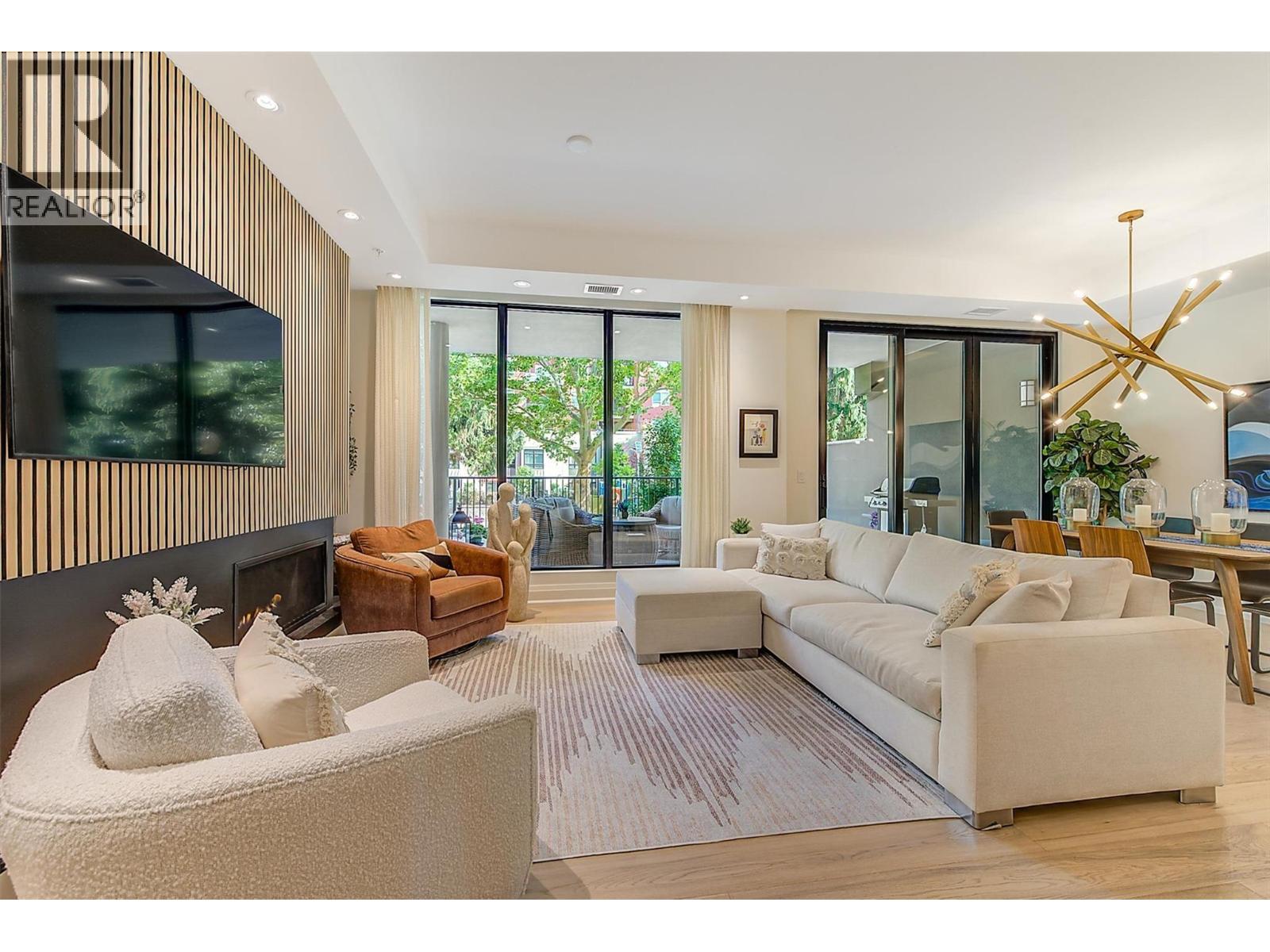 450 Groves Avenue Unit# 102, Kelowna, BC - Indoor Photo Showing Living Room