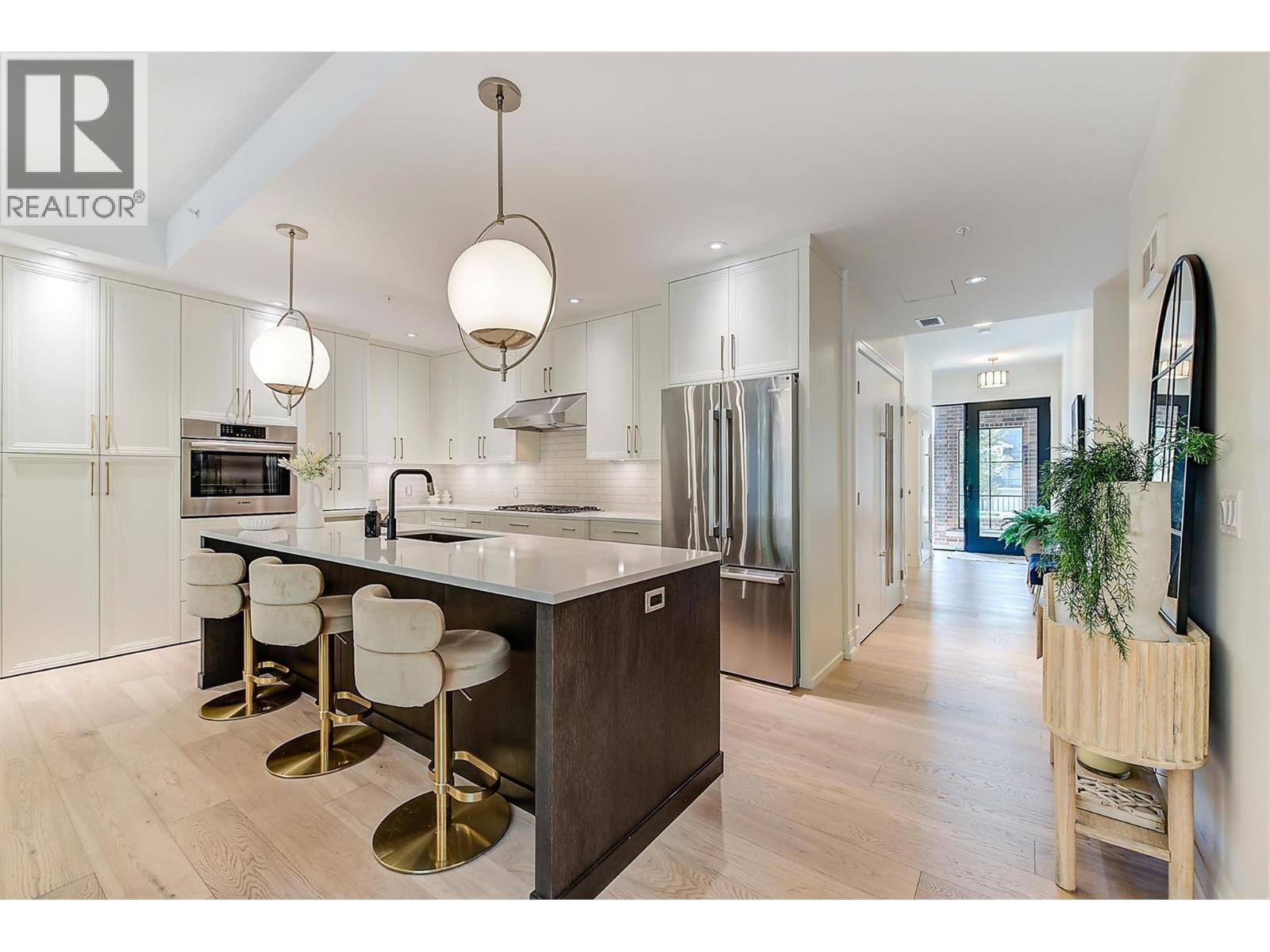 450 Groves Avenue Unit# 102, Kelowna, BC - Indoor Photo Showing Kitchen With Upgraded Kitchen