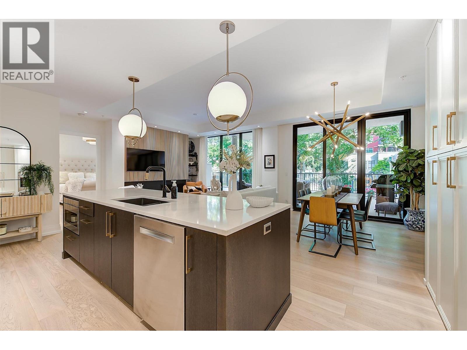450 Groves Avenue Unit# 102, Kelowna, BC - Indoor Photo Showing Kitchen With Upgraded Kitchen