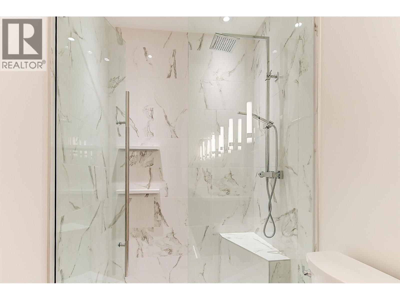 450 Groves Avenue Unit# 102, Kelowna, BC - Indoor Photo Showing Bathroom