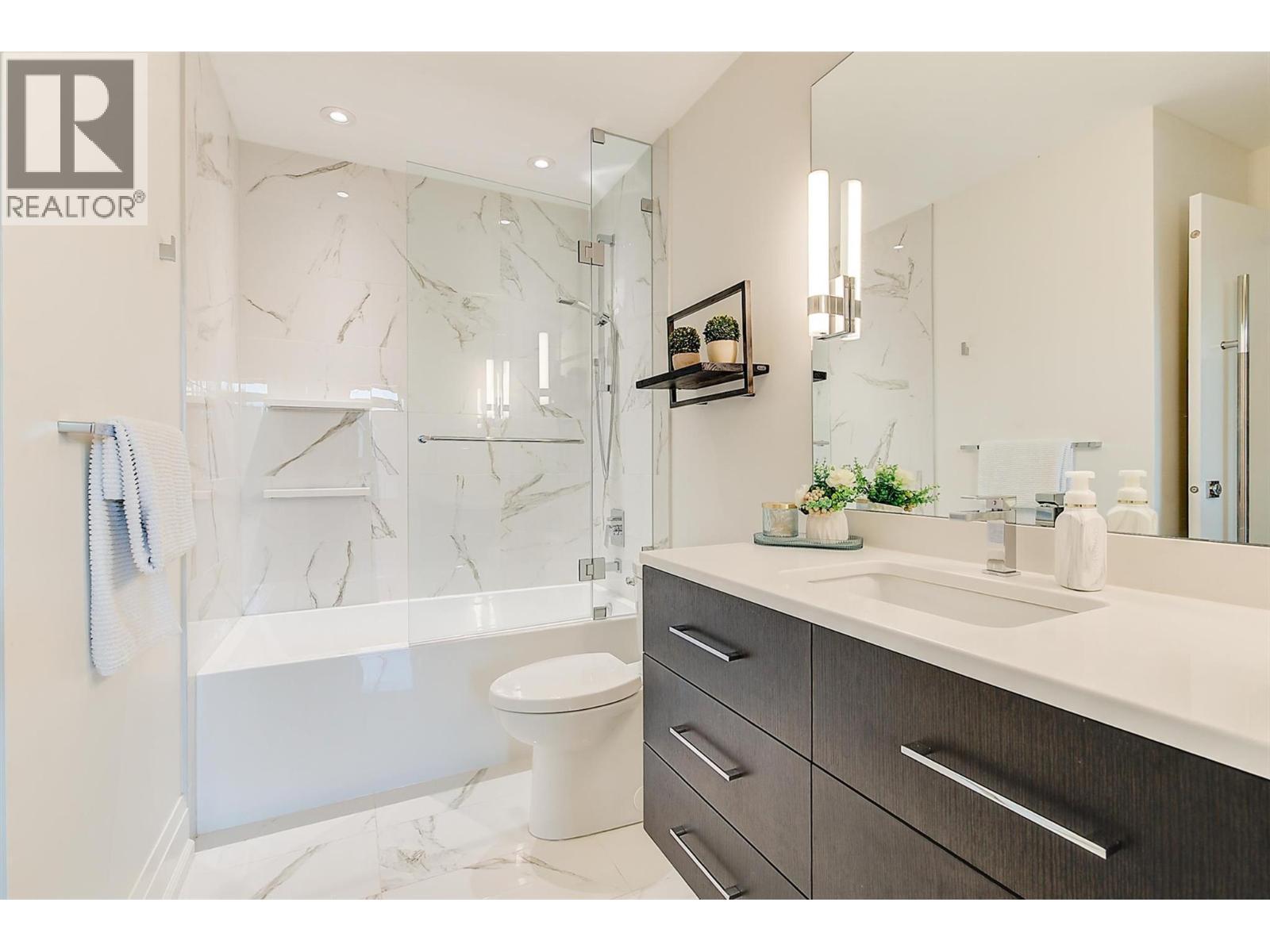 450 Groves Avenue Unit# 102, Kelowna, BC - Indoor Photo Showing Bathroom