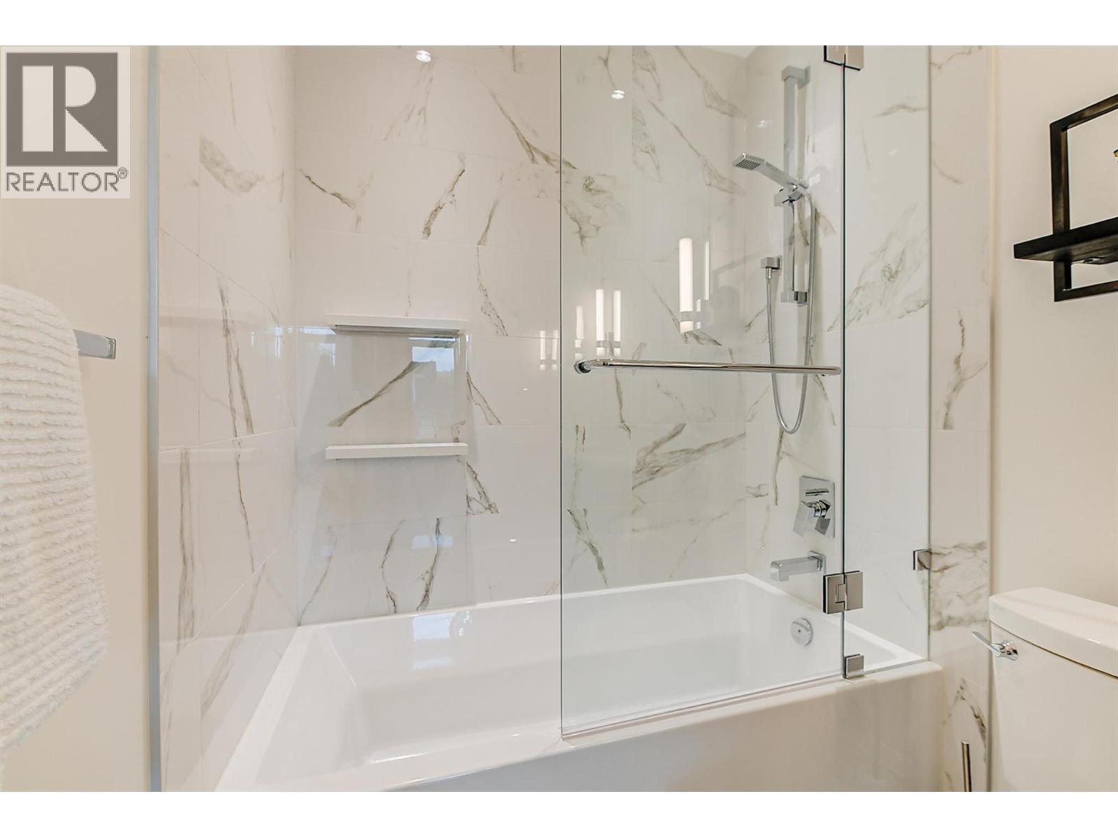 450 Groves Avenue Unit# 102, Kelowna, BC - Indoor Photo Showing Bathroom