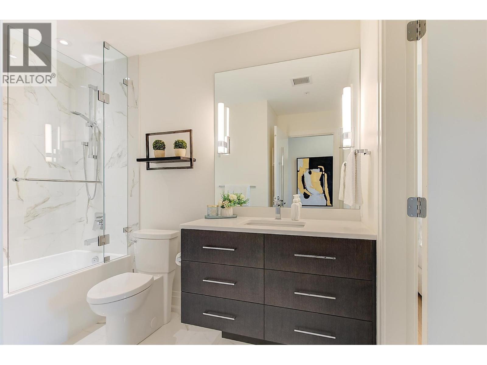 450 Groves Avenue Unit# 102, Kelowna, BC - Indoor Photo Showing Bathroom
