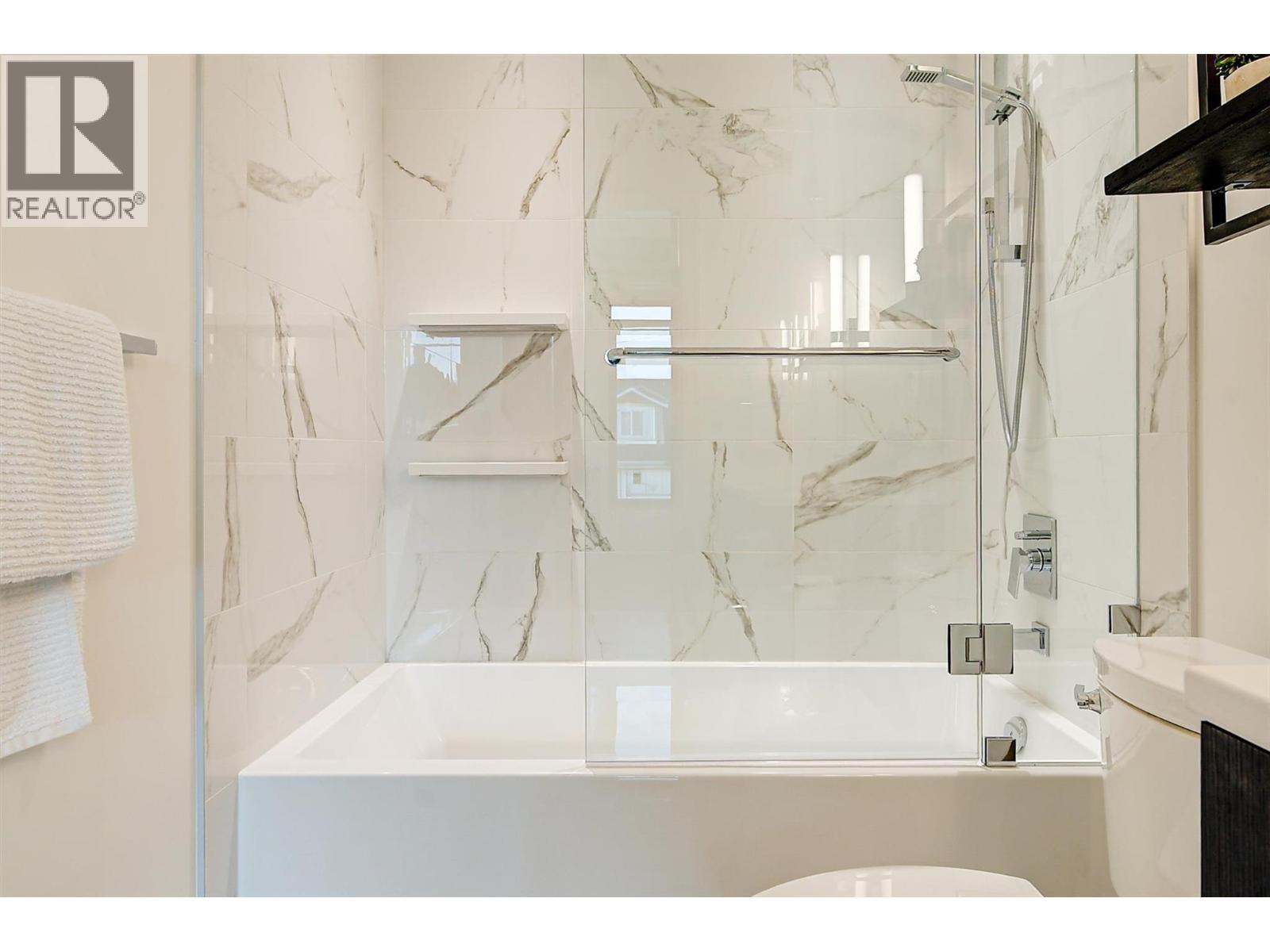 450 Groves Avenue Unit# 102, Kelowna, BC - Indoor Photo Showing Bathroom