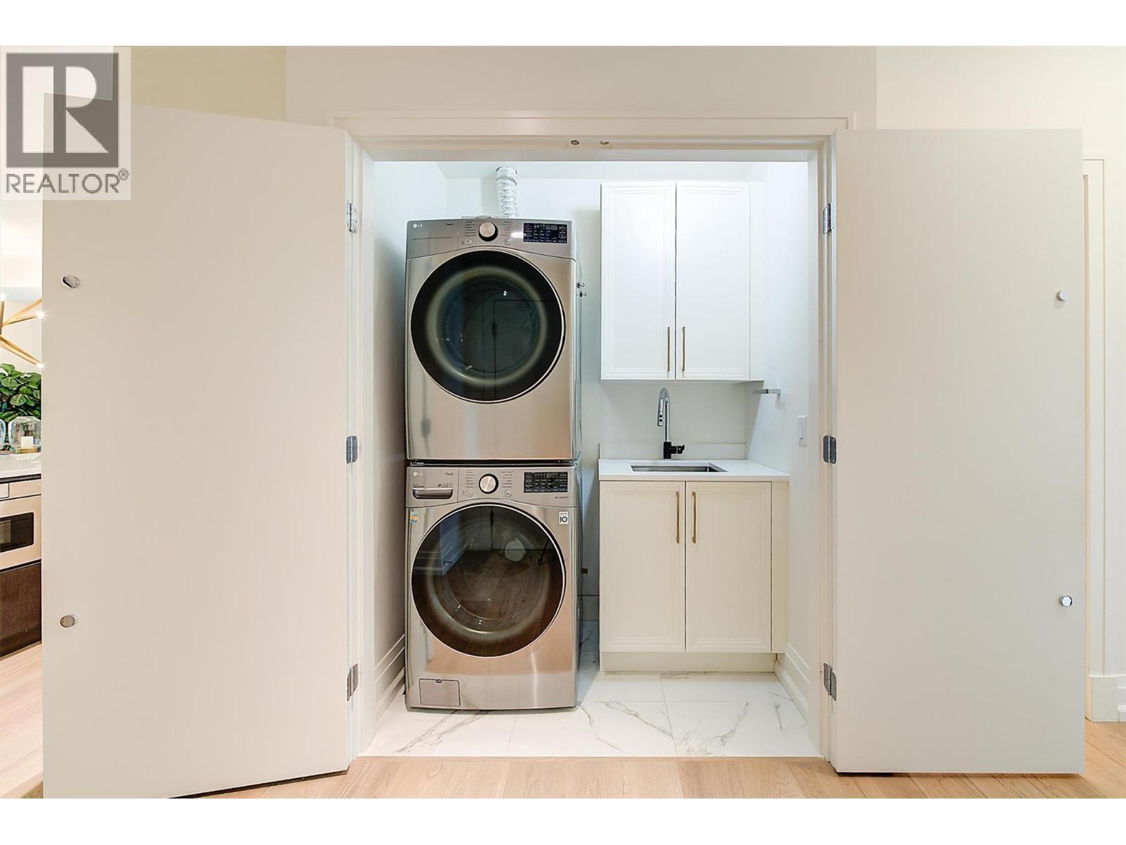 450 Groves Avenue Unit# 102, Kelowna, BC - Indoor Photo Showing Laundry Room