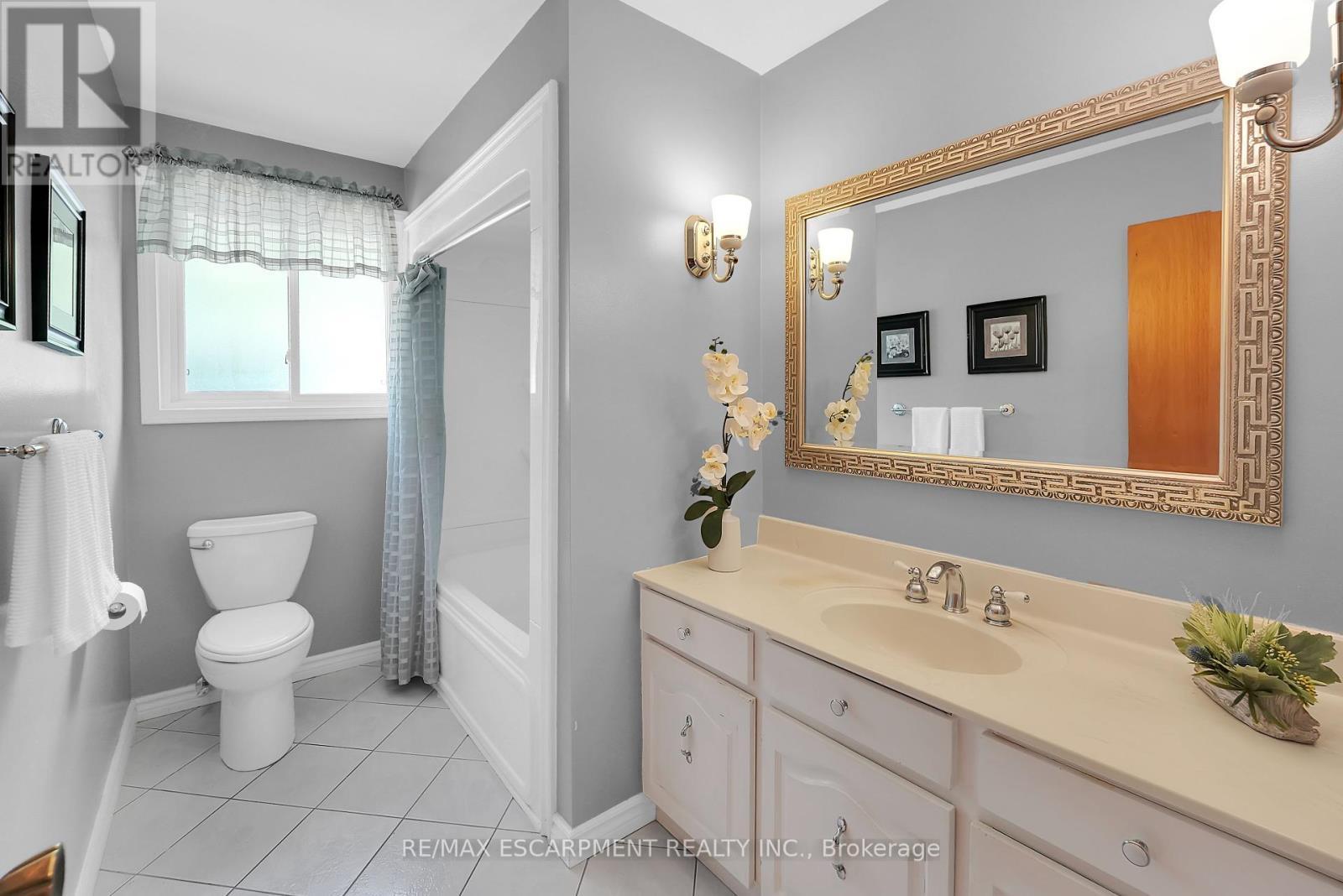 11 Pinard Street, Hamilton, ON - Indoor Photo Showing Bathroom