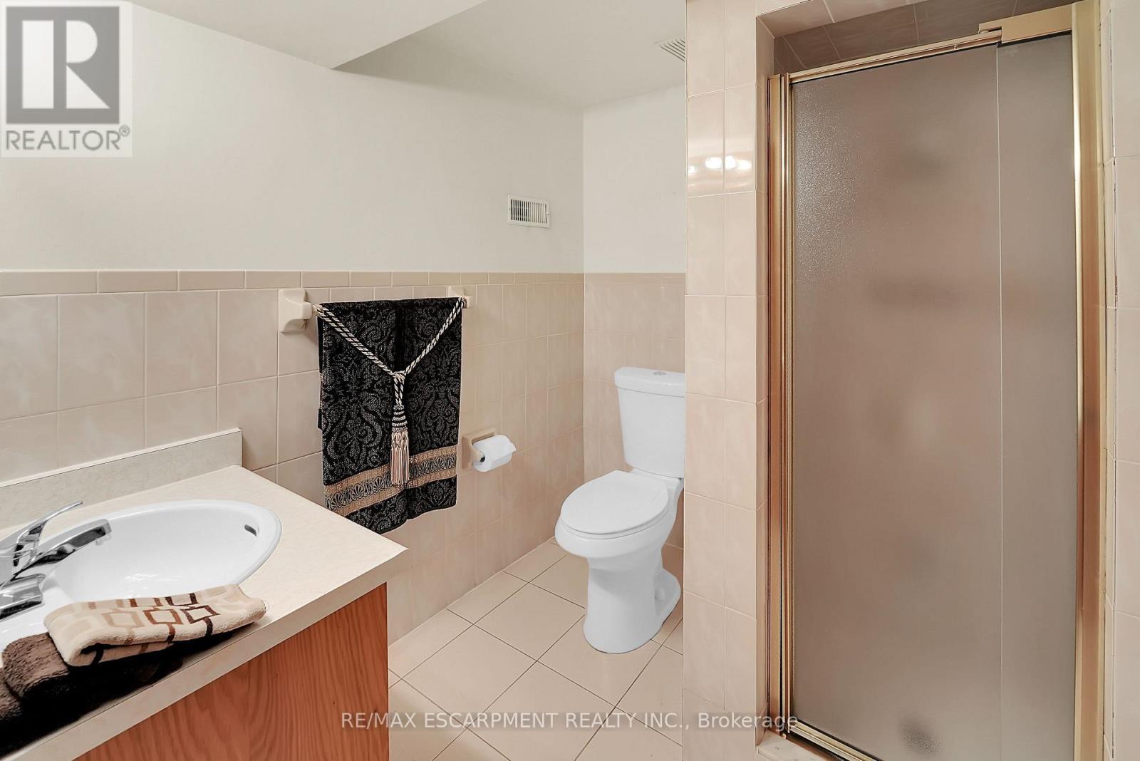 11 Pinard Street, Hamilton, ON - Indoor Photo Showing Bathroom