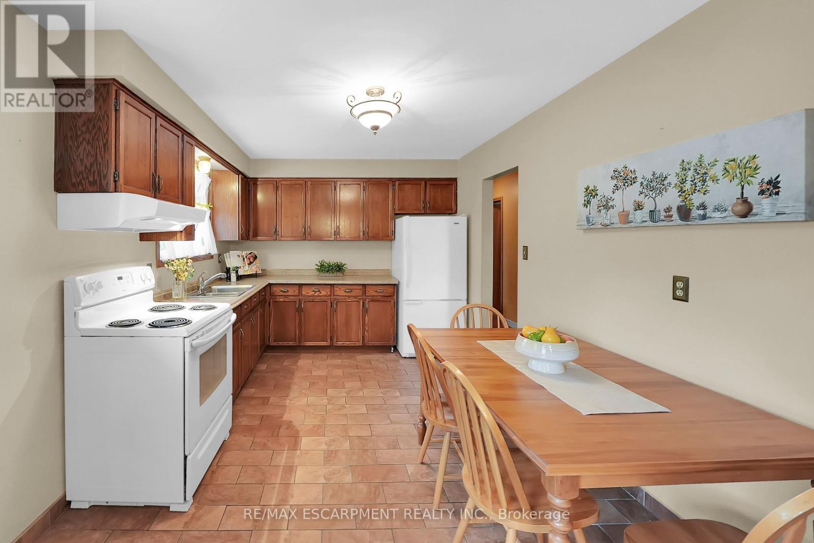 11 Pinard Street, Hamilton, ON - Indoor Photo Showing Kitchen
