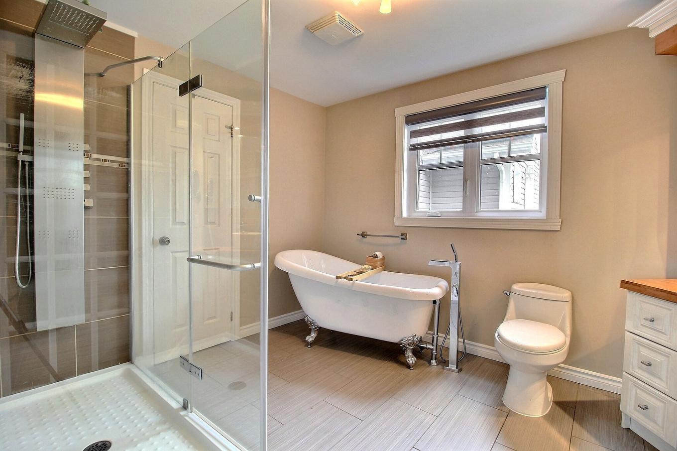 Salle de bains - 343 - 345 Route 111, Val-D'Or, QC