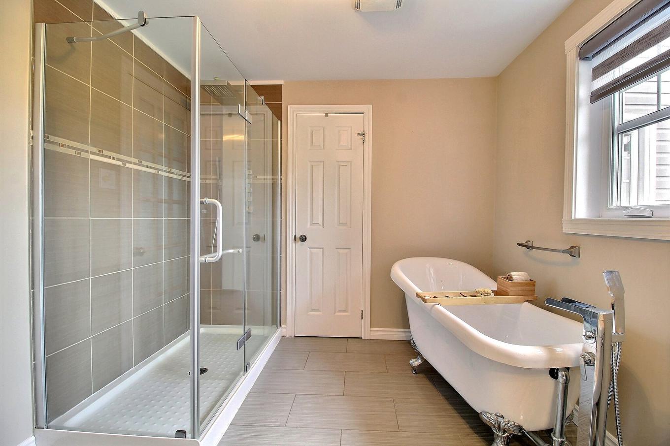 Salle de bains - 343 - 345 Route 111, Val-D'Or, QC