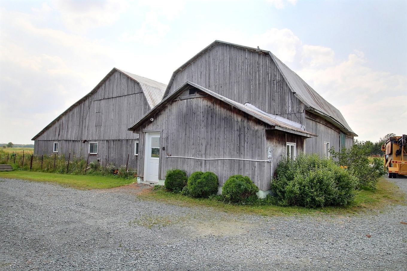 Grange - 343 - 345 Route 111, Val-D'Or, QC