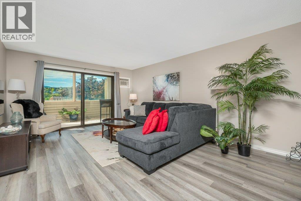 3608 27 Avenue Unit# 201 Lot# 21, Vernon, BC - Indoor Photo Showing Living Room