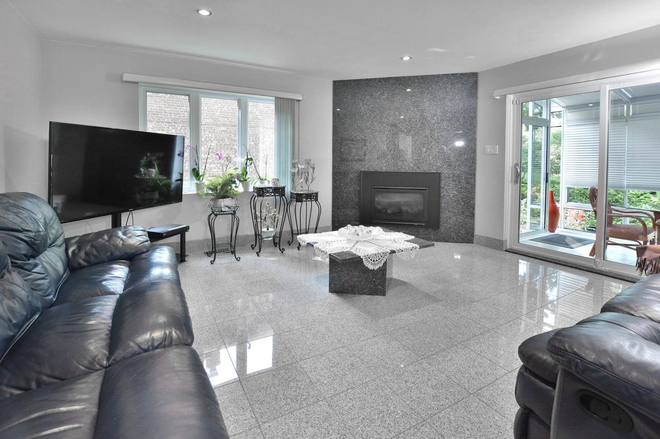 Salle familiale - 209 55E Avenue, Montréal (Lachine), QC - Indoor Photo Showing Living Room With Fireplace