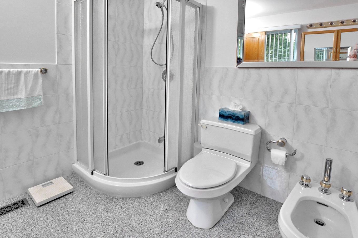 Salle de bains attenante à la CCP - 209 55E Avenue, Montréal (Lachine), QC - Indoor Photo Showing Bathroom