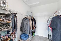 Walk-in Closet -