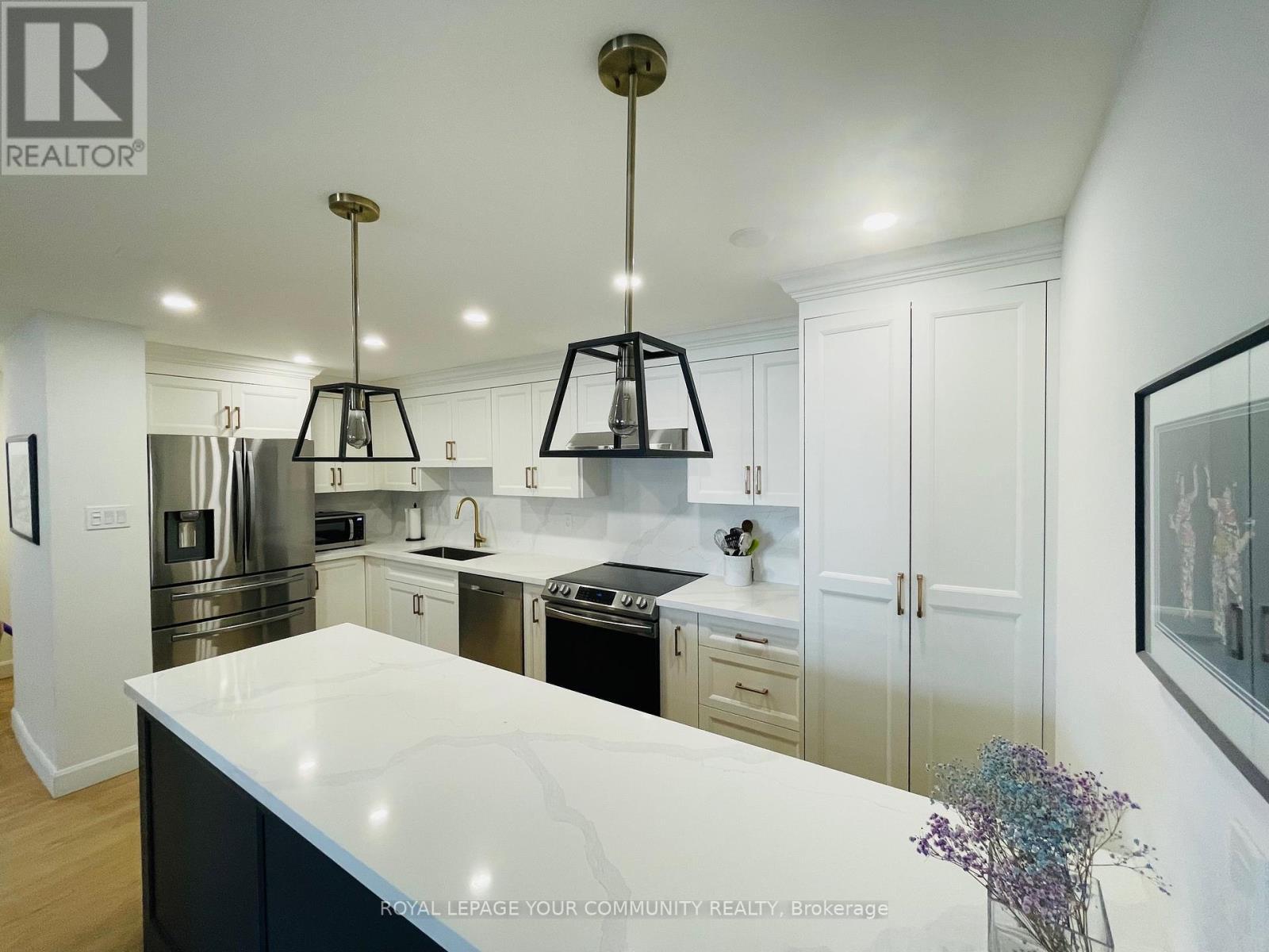 1004 - 50 Inverlochy Boulevard, Markham, ON - Indoor Photo Showing Kitchen With Upgraded Kitchen