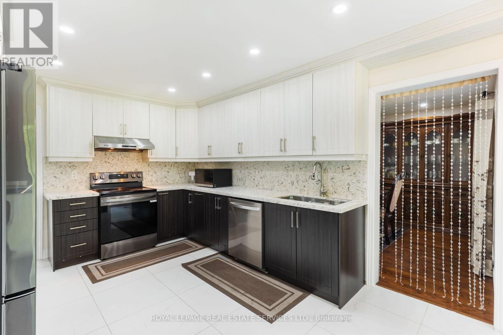 18 Tremont Court, Brampton, ON - Indoor Photo Showing Kitchen