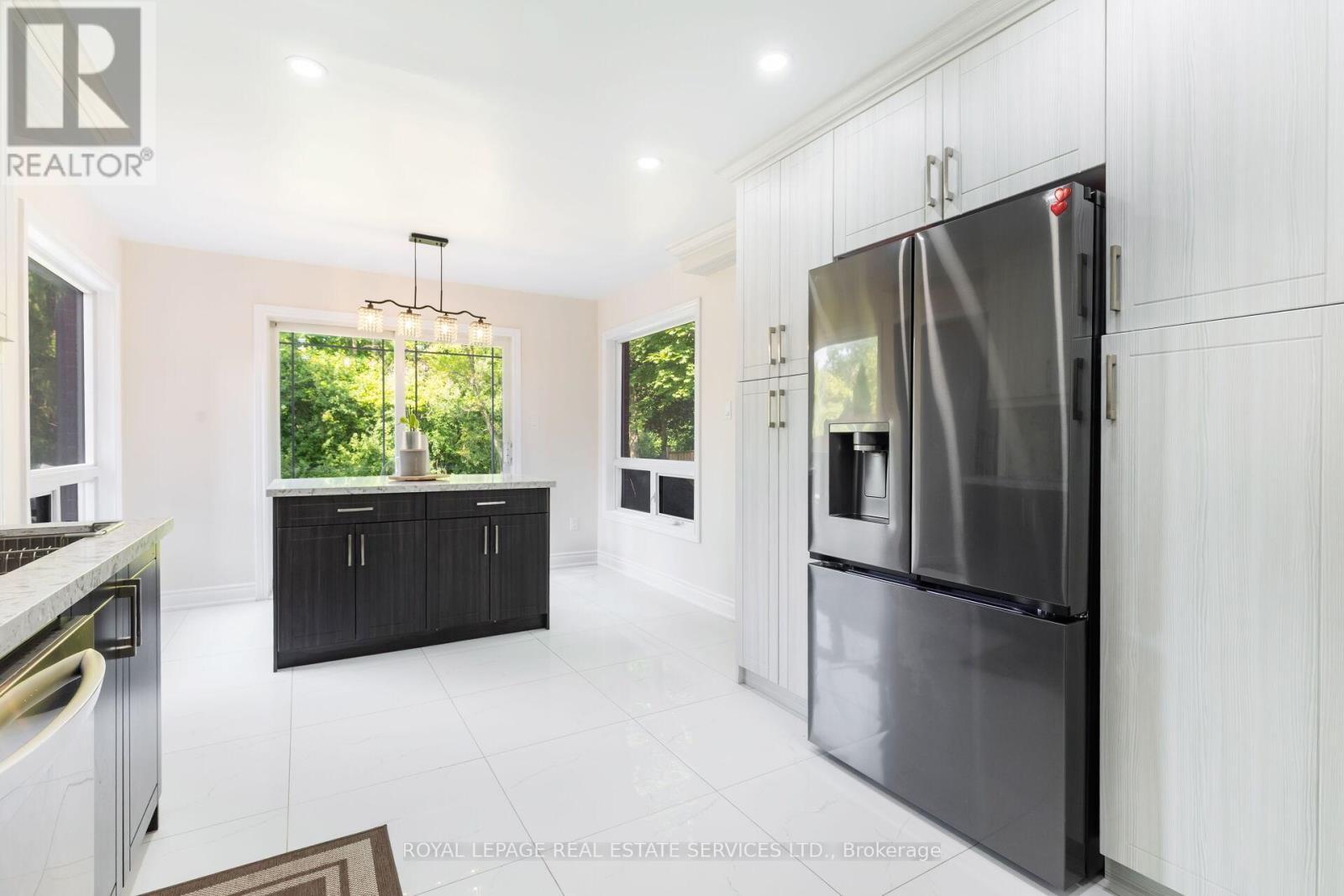 18 Tremont Court, Brampton, ON - Indoor Photo Showing Kitchen