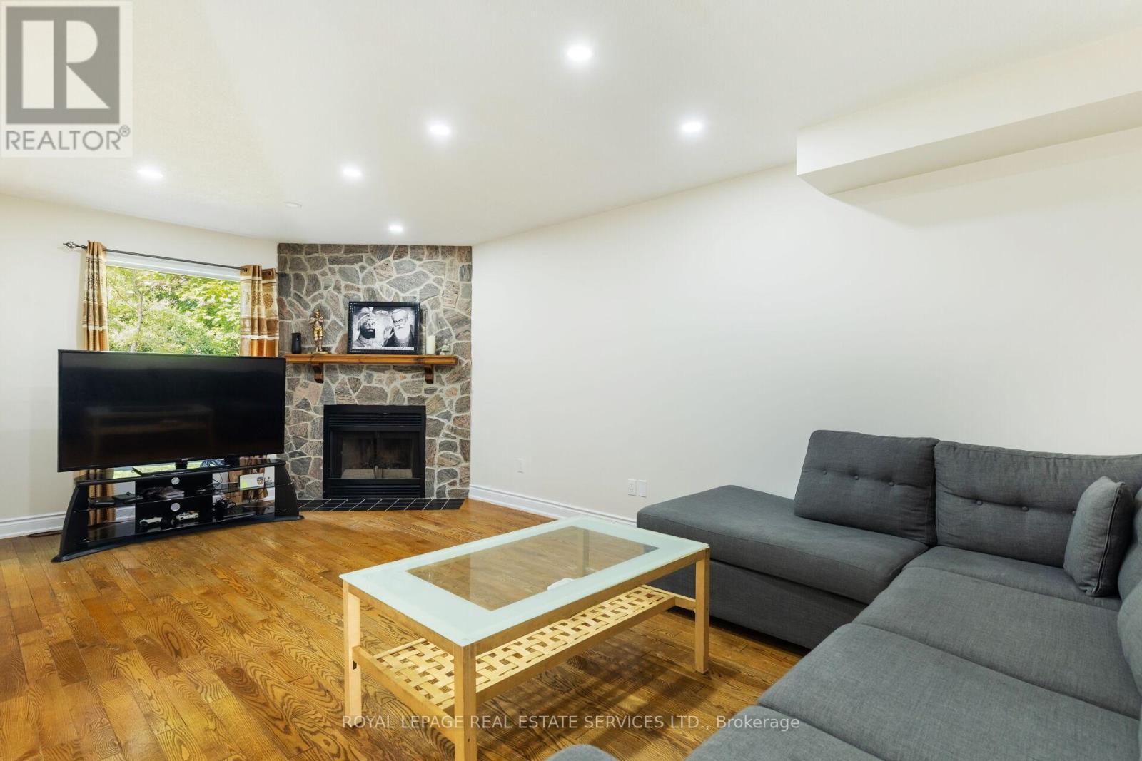 18 Tremont Court, Brampton, ON - Indoor Photo Showing Living Room With Fireplace