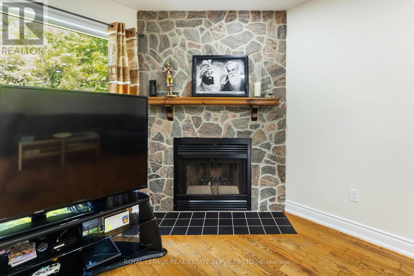 18 Tremont Court, Brampton, ON - Indoor Photo Showing Living Room With Fireplace