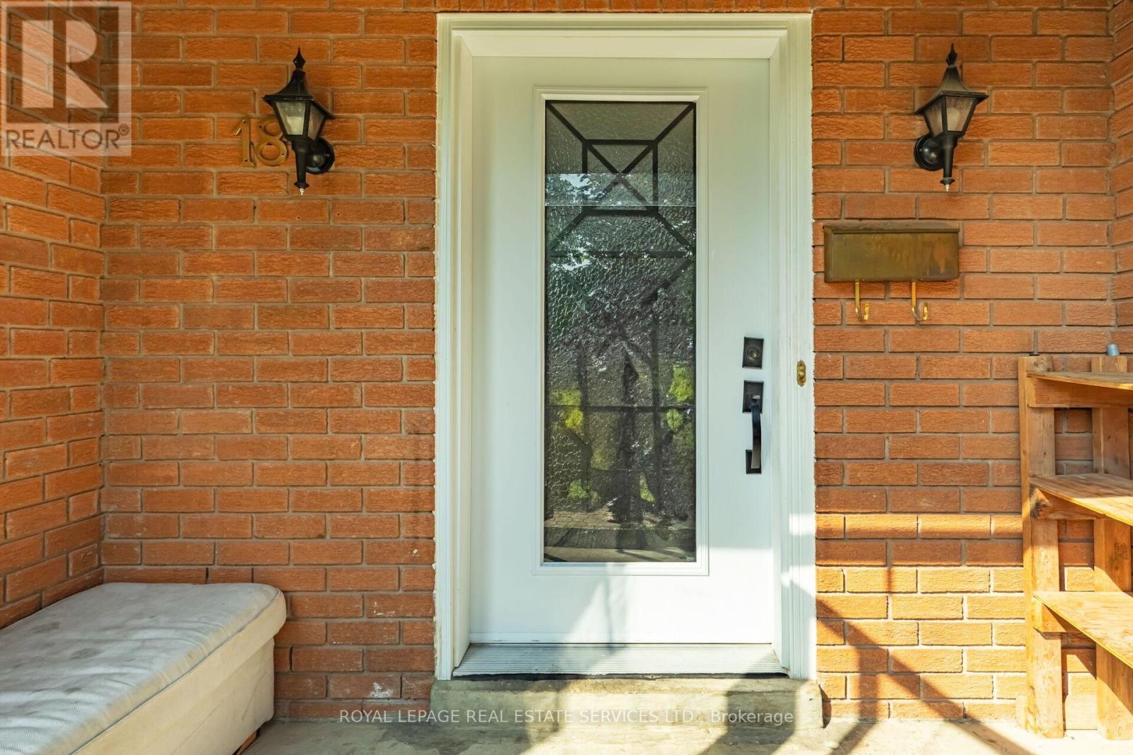 18 Tremont Court, Brampton, ON - Outdoor With Exterior