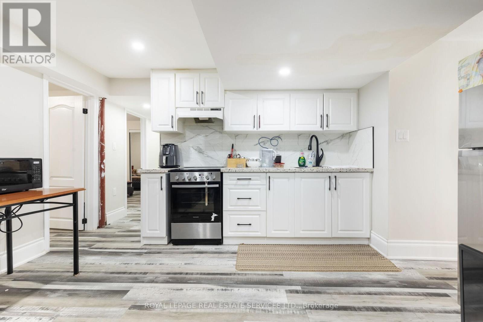 18 Tremont Court, Brampton, ON - Indoor Photo Showing Kitchen