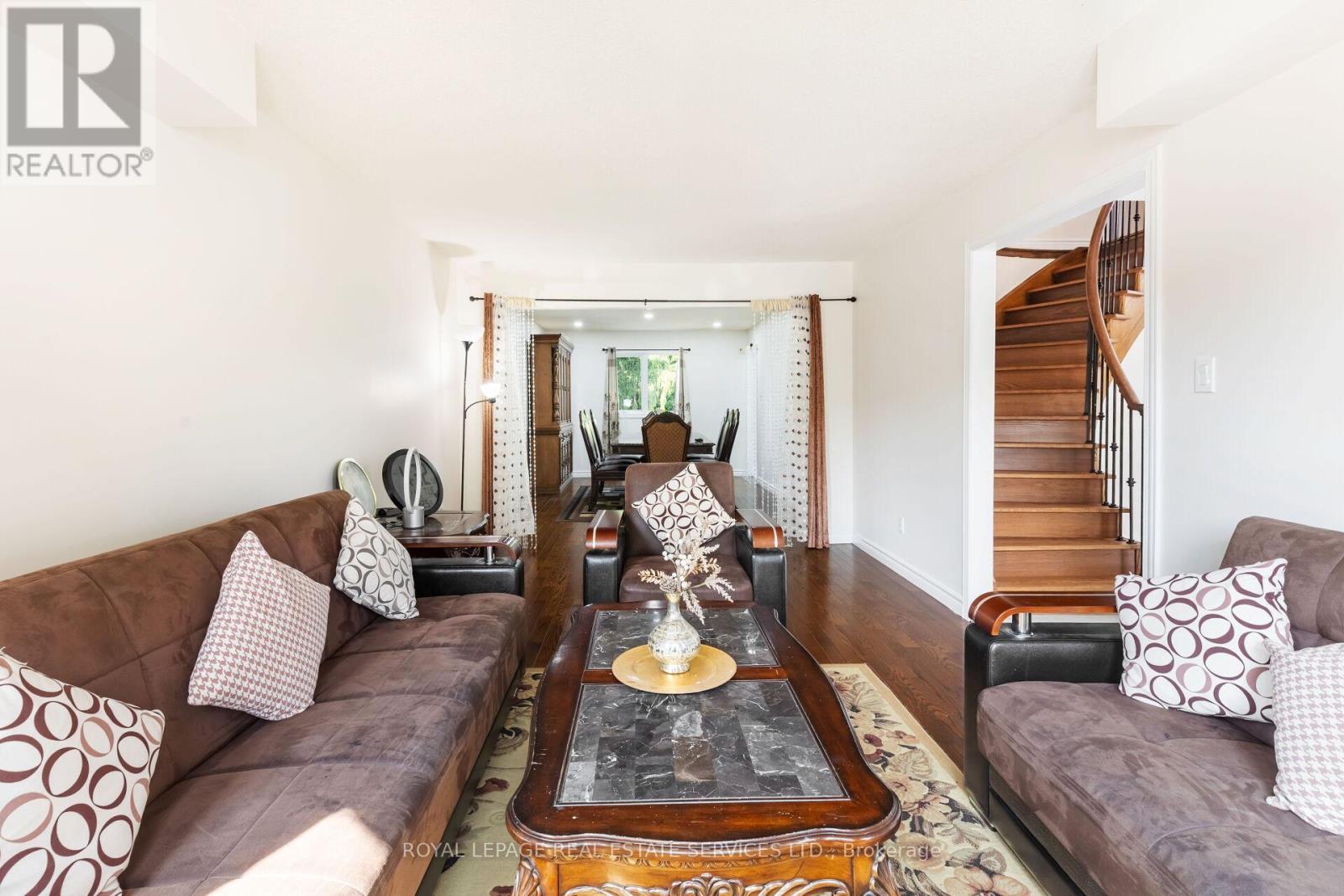 18 Tremont Court, Brampton, ON - Indoor Photo Showing Living Room