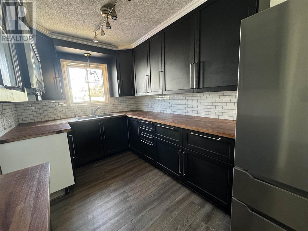 46 Neebig Avenue, Manitouwadge, ON - Indoor Photo Showing Kitchen