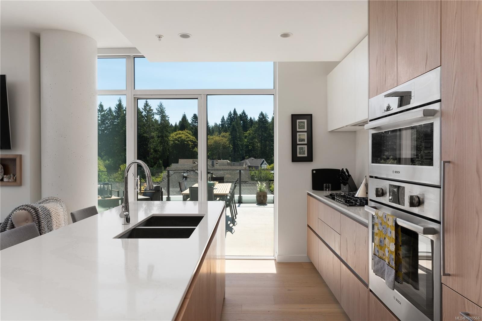 602-2000 Hannington Rd, Langford, BC - Indoor Photo Showing Kitchen With Double Sink With Upgraded Kitchen