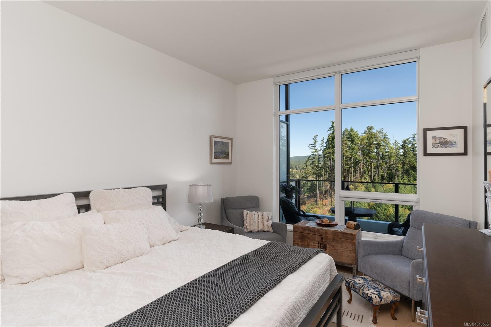 602-2000 Hannington Rd, Langford, BC - Indoor Photo Showing Bedroom