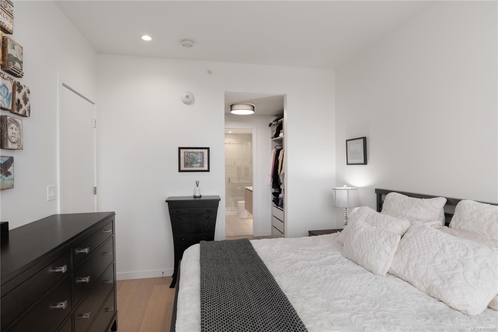 602-2000 Hannington Rd, Langford, BC - Indoor Photo Showing Bedroom