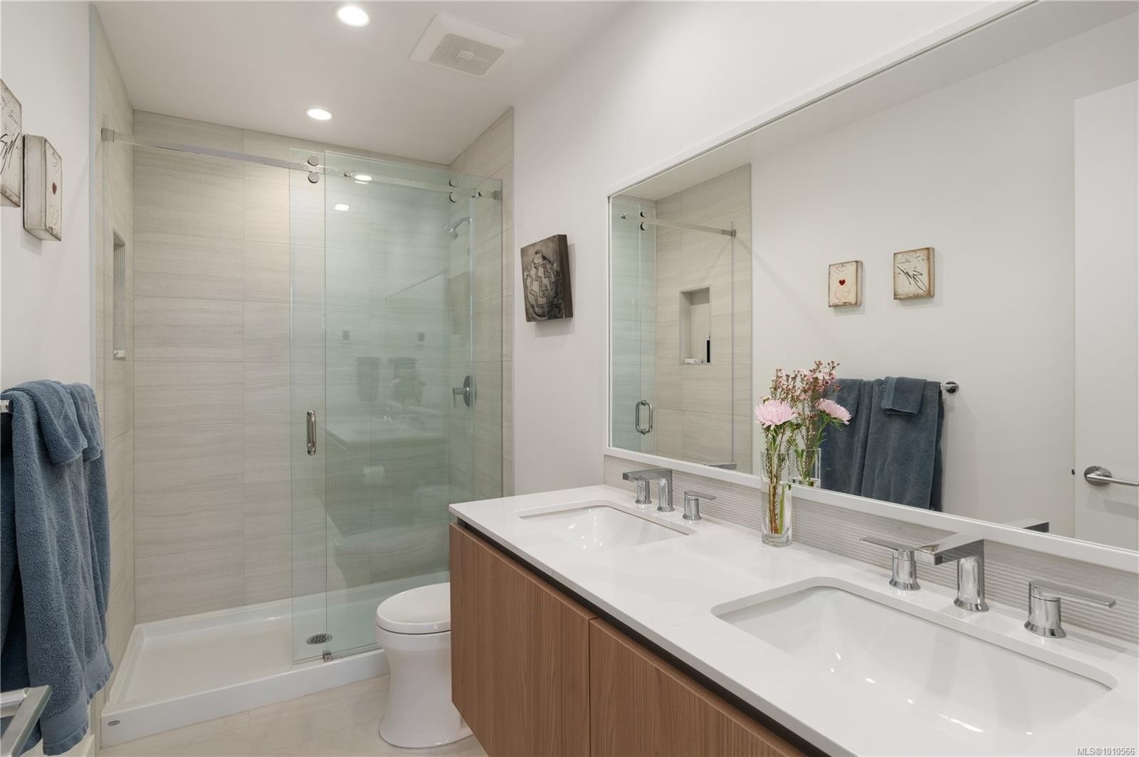 602-2000 Hannington Rd, Langford, BC - Indoor Photo Showing Bathroom