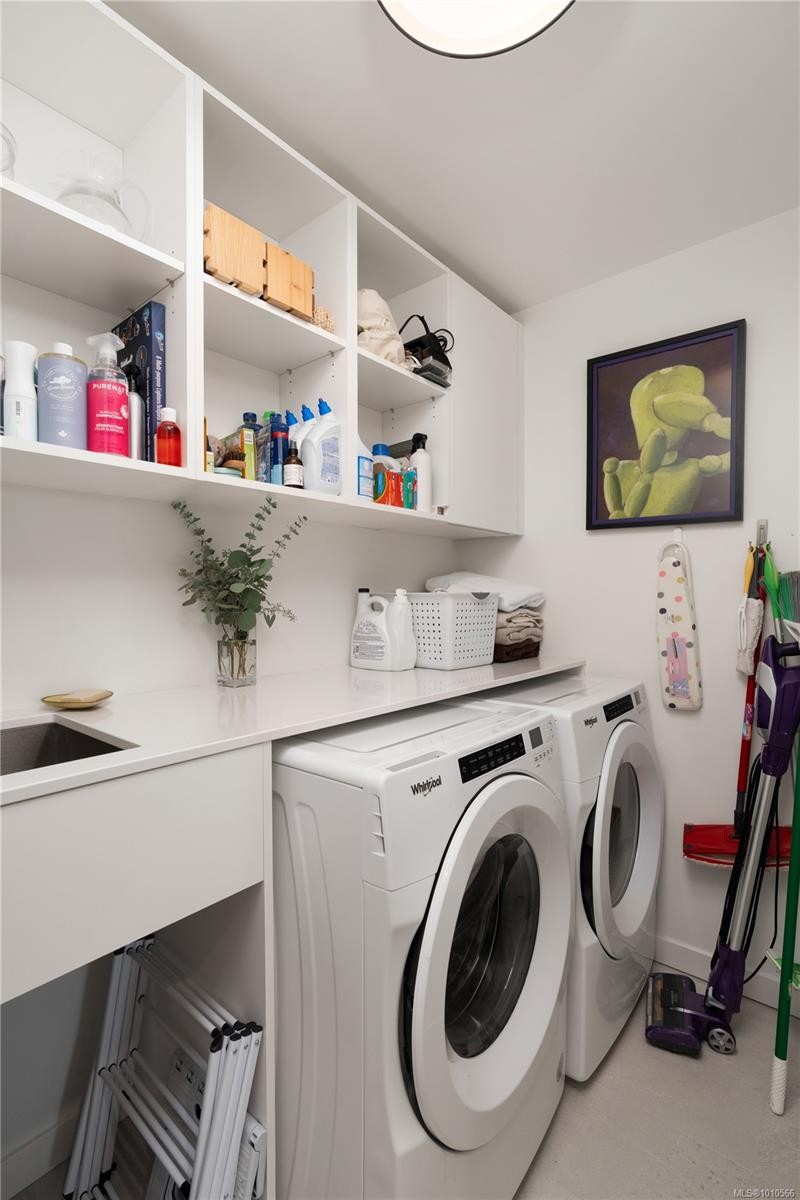 602-2000 Hannington Rd, Langford, BC - Indoor Photo Showing Laundry Room