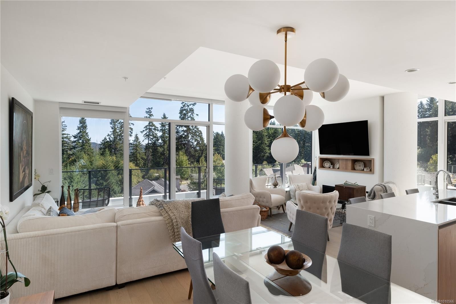 602-2000 Hannington Rd, Langford, BC - Indoor Photo Showing Dining Room