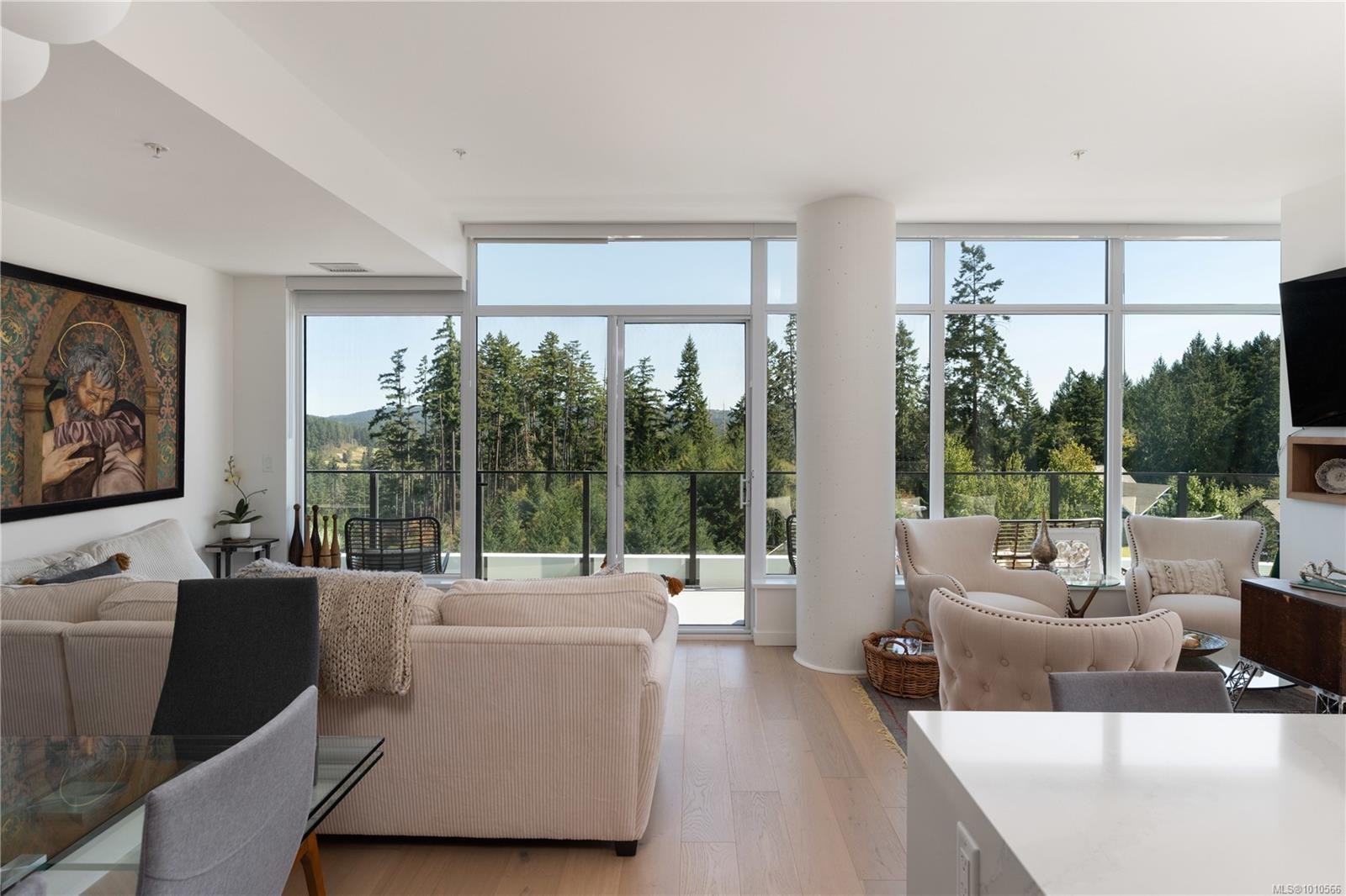 602-2000 Hannington Rd, Langford, BC - Indoor Photo Showing Living Room