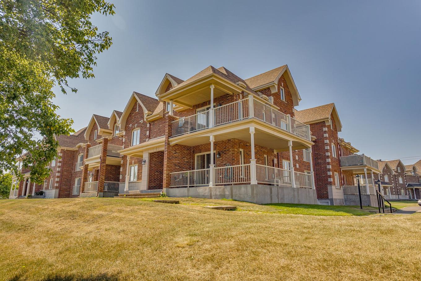 Façade - 273 Rue De Barcelone, Dollard-Des-Ormeaux, QC - Outdoor With Balcony