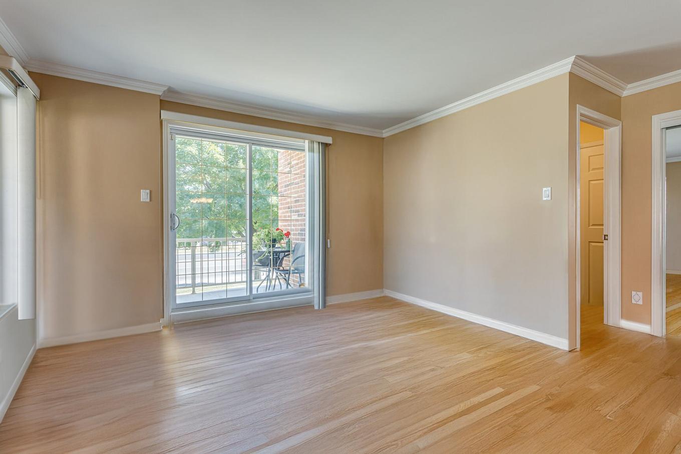 Salon - 273 Rue De Barcelone, Dollard-Des-Ormeaux, QC - Indoor Photo Showing Other Room