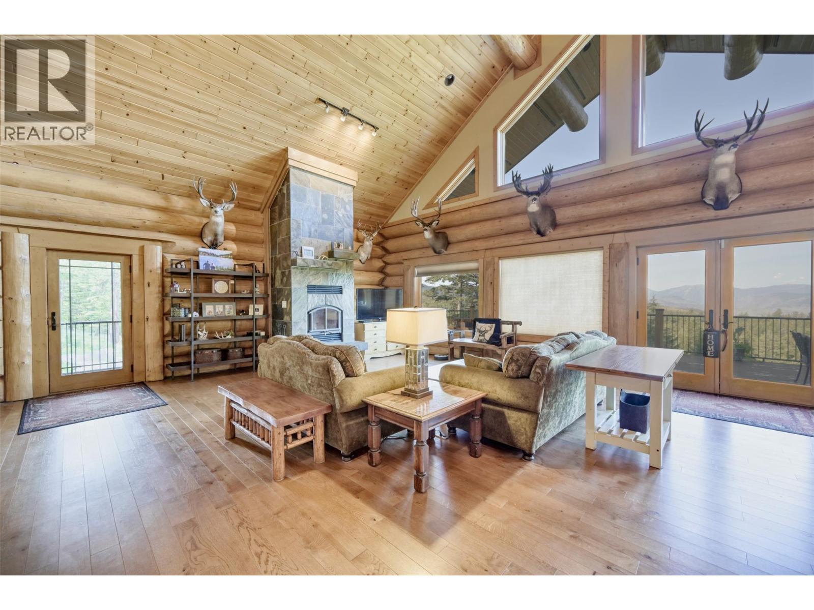 6470 Mckinney Road, Oliver, BC - Indoor Photo Showing Living Room
