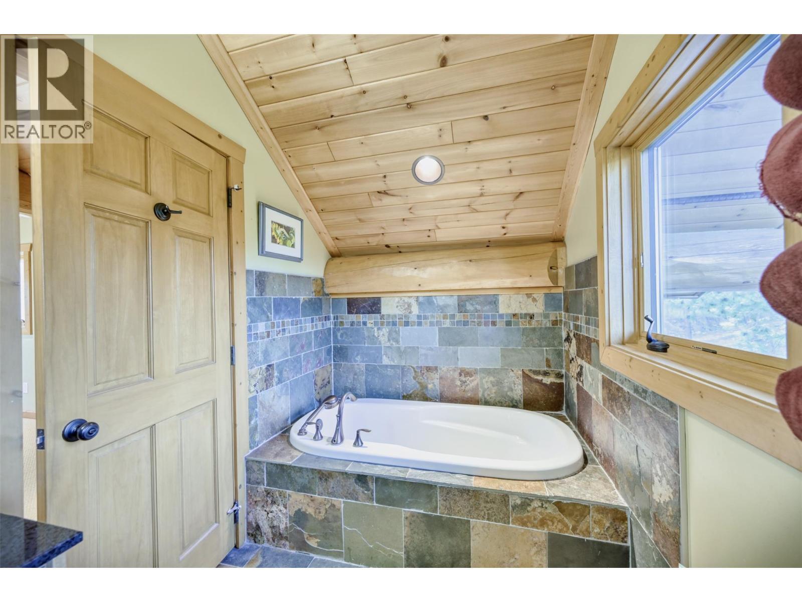 6470 Mckinney Road, Oliver, BC - Indoor Photo Showing Bathroom